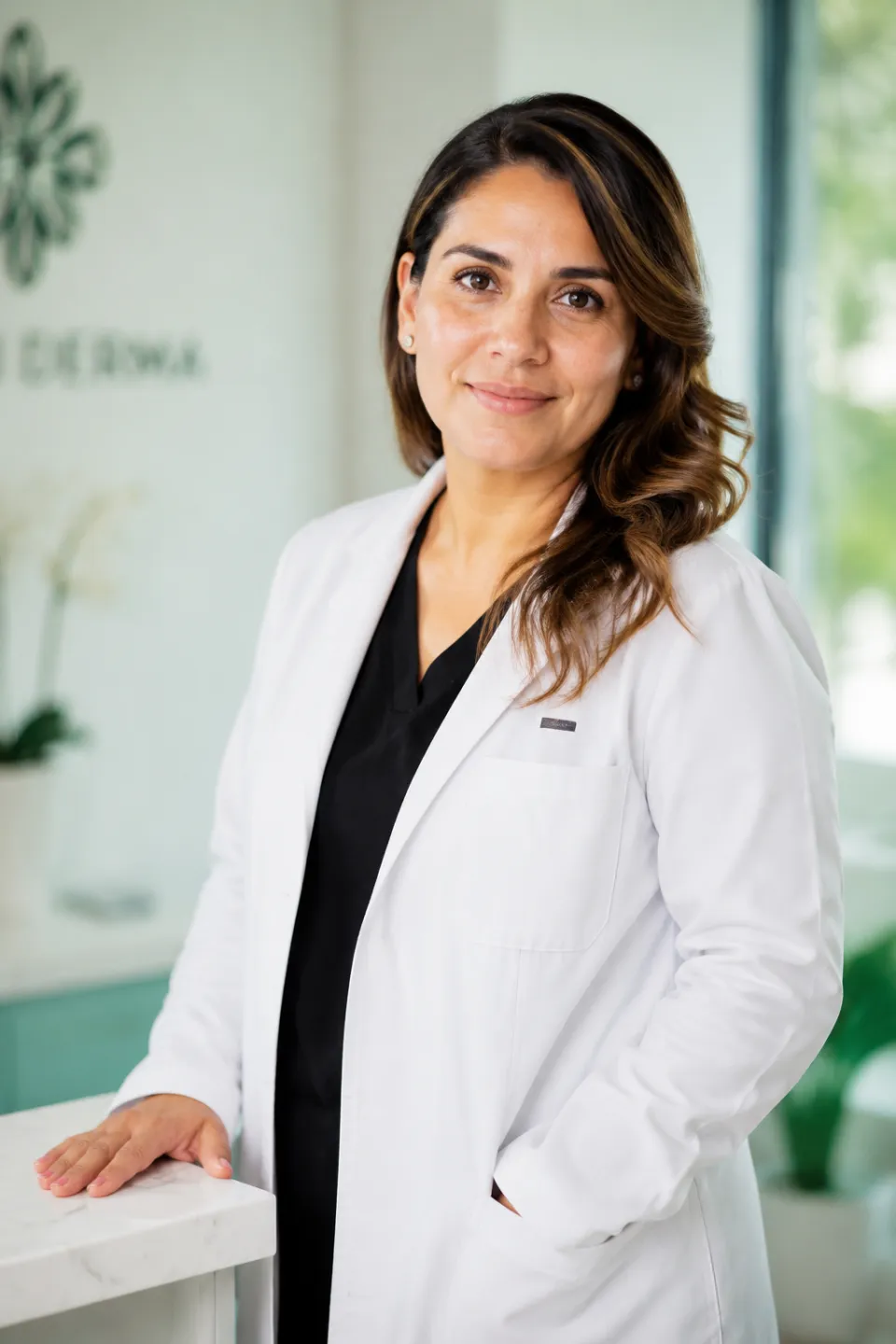 Dermatóloga con bata blanca en un consultorio moderno y luminoso